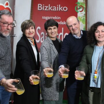 Aurreko urtekoa baino «arinagoa» da Bizkaiko sagardo berria, «orekatua eta ona»