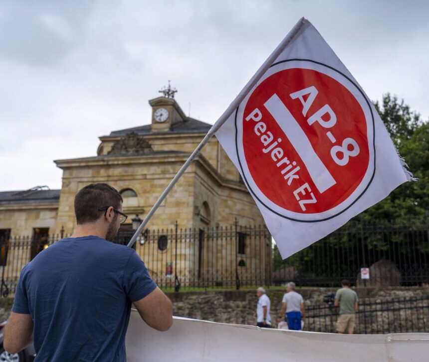 AP-8 Peajerik Ez taldeak Pradales deitu du jendaurrean bidesariez eztabaidatzera